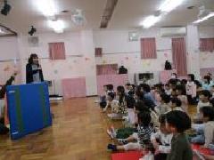 こいのぼりのペープサートを見てます。
