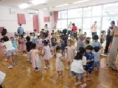 てをつないでいっしょにおどったよ