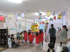 子ども達がおみこしを担いでいる