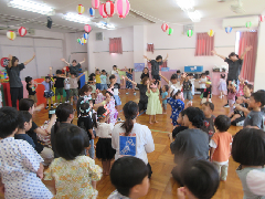 みんなで野菜音頭を踊っている