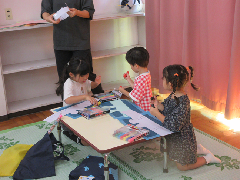 子どもがお面を作っている