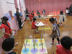 輪を投げている