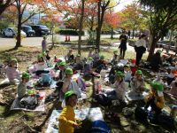 きりん組が集まってお弁当を食べている