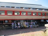 電車の前で集合写真