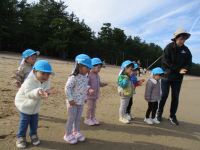 波がくる様子を眺めている