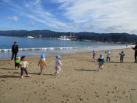 砂浜で競争をしている