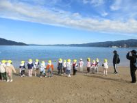 海に向かって叫んでいる