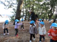 松ぼっくりを見つけた子ども達