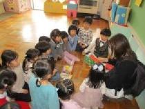 プレゼントを開けている様子