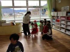 プレゼントに気付き駆け寄る子どもたち