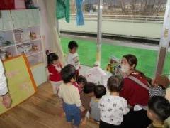 プレゼントを見つけて集まっている子どもたち