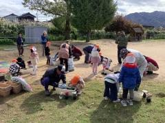 みんなではなをうえています