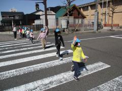 横断歩道を渡っています。