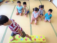 1本橋を渡っている子をみんなで見ています。