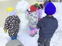 うさぎ組が雪だるまをつくっています。