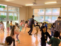 子ども達がホールでダンスを踊っています。