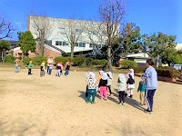 子ども達が、公園で鬼ごっこをしています。