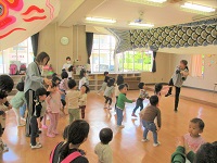 子ども達が、鯉のぼりのダンスを楽しんでいます。