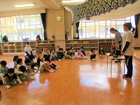 きりん組とぞう組が、子どもの日の由来を聞いています。
