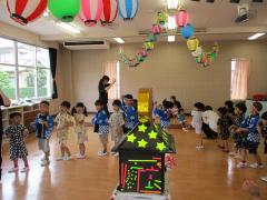 お祭りの最後はみんなで盆踊りをしたよ。みんなで踊ると楽しいね