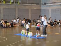 きりん組が親子でボール運び