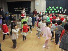 サンタさんに歌や踊りをプレゼントしました。