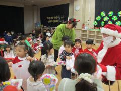 サンタさんからプレゼントをもらっています。