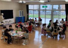 他のクラスの友達と一緒に会食をしました。