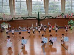 ぶどう組がフラッグダンスをしているところ。