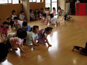 リズム運動で馬の動きをしています