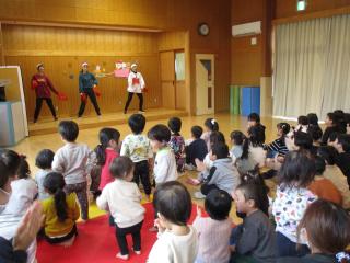 クリスマスのダンスを見たよ。楽しいダンスを見てみんなわくわく。