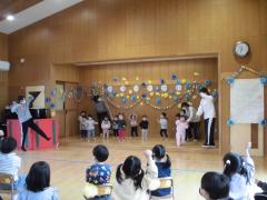 みかん組　さくらんぼ組のダンスの様子です。