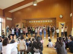 年長組からのお返しのダンスです。