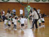 いちご組の子ども達が踊りを踊っています。