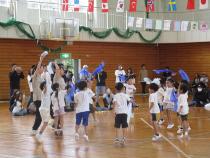 めろん組の子ども達が踊りを踊っています。