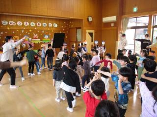みんなで踊っています。