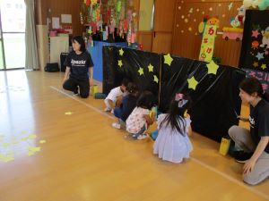 星を運んで天の川を作っている。