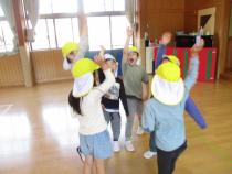 ホールで手を挙げている子どもたち