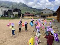 園庭で作ったこいのぼりを泳がせている