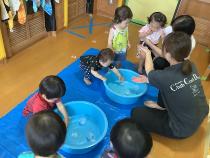 氷を触って遊んでいる