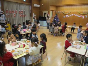 クリスマス会食をしている。