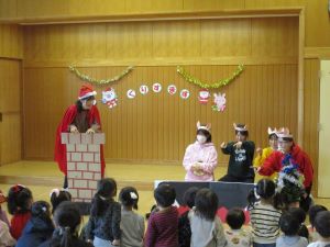クリスマスの劇を見ている