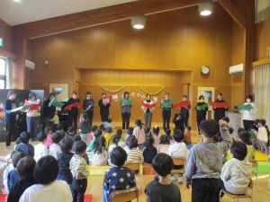 みんなで合唱をしている。