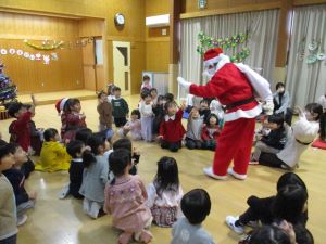 サンタさんが来てくれ、みんな喜んでいる。