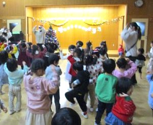 元気いっぱい踊っている。