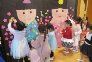 ひなまつり会で、パネルに皆で桃の花やひなあられを飾りました。