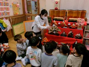 ひな人形を飾りながら、着物の色や表情をじっくり見ています。