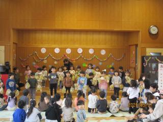 3歳児が元気いっぱい踊りを踊っています。