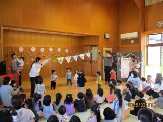 0歳児、1歳児が大好きな踊りをおどっています。