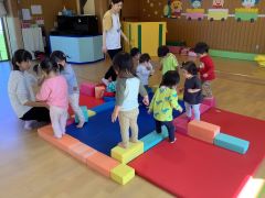 ホールで遊具で遊んでいる子ども達